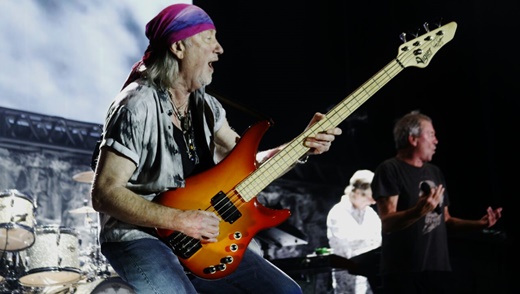 O baixista Roger Glover, remanescente da formação clássica, tocando amarradão como de costume 