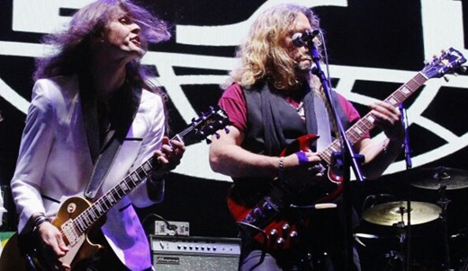 Duelo: os guitarristas Dave Rude e Frank Hannon botando pra quebrar na beirada do palco