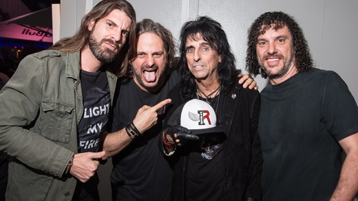 Integrantes da banda junto com Alice Cooper, nos bastidores do Rock in Rio: contato gerou convite