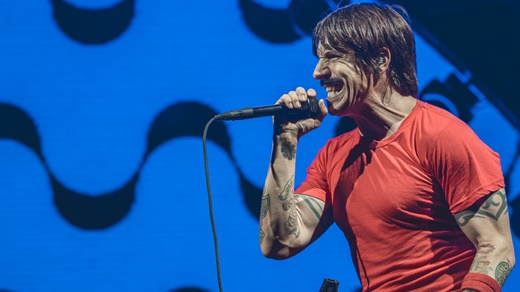 O vocalista do Red Hot Chili Peppers, Anthony Kiedis, em ação no modo 'animação total': muito melhor;