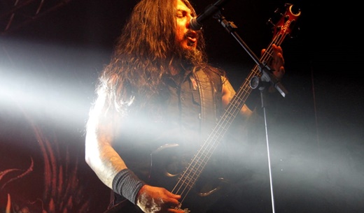 O baixista e vocalsita do Krisiun, Alex Camargo, no comando do furioso repertório metal extremado