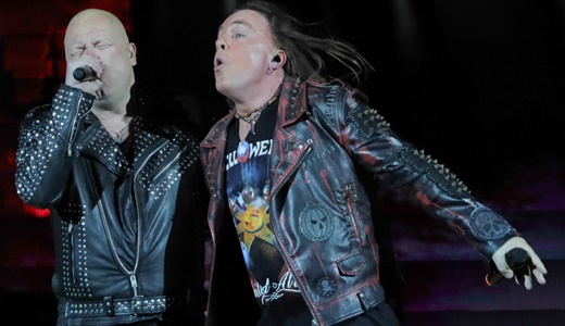 Michael Kiske e Andi Deris juntos no palco em versão reduzida da turnê de reunião do Helloween