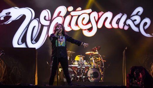 Coverdale canta à frente do baterista Tommy Aldridge; ambos estiveram na edição original do Rock In Rio