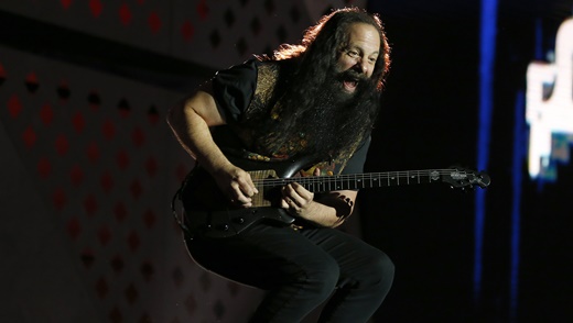 O guitarrista John Petrucci comanda o Dream Theater no Palco Mundo, mas também se diverte 