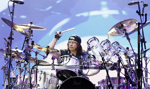 O baterista Mike Mangini e seu novo kit, sem as peças montadas acima da própria cabeça