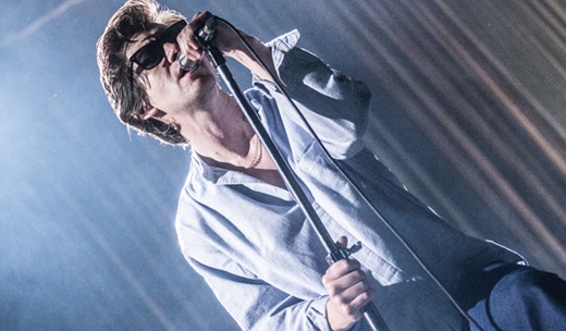O líder do Arctic Monkeys, Alex Turner, convertido em crooner, sem tocar guitarra, em boa parte do show