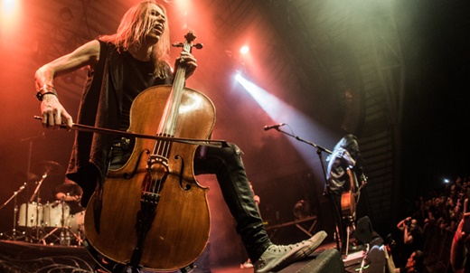 O violoncelo metálico de Eicca Toppinen, um dos integrantes fundadores do genial Apocalyptica