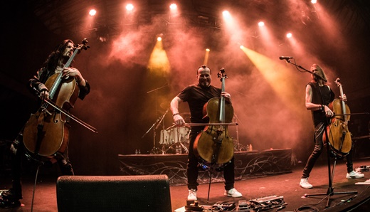 Linha de frente de violoncelos do Apocalyptica: Perttu Kivilaakso, Paavo Lötjönen e Eicca Toppinen